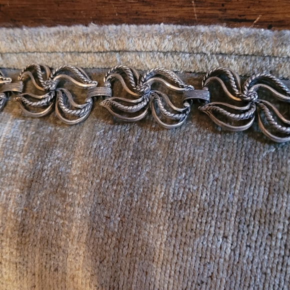 Elegant Silver Floral Bracelet - Picture 4 of 4